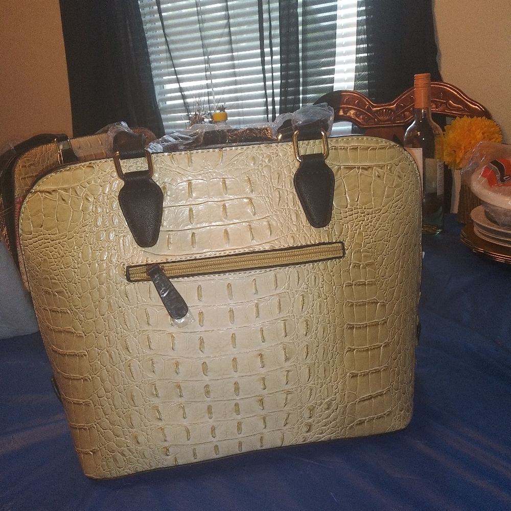 Women's Handbag - Picture 4 of 4